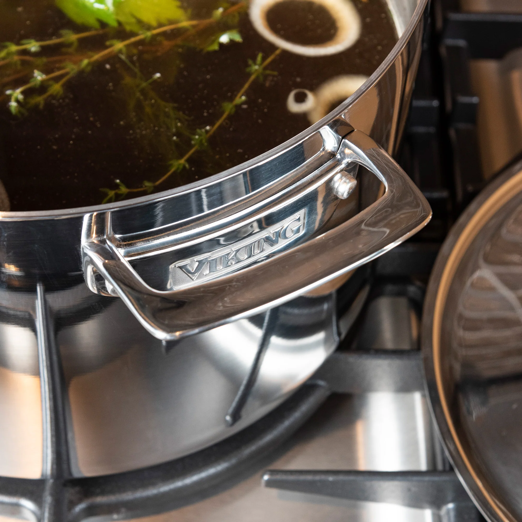 Viking 3-Ply Stainless Steel 12-Quart Stock Pot with Metal Lid - Image 10