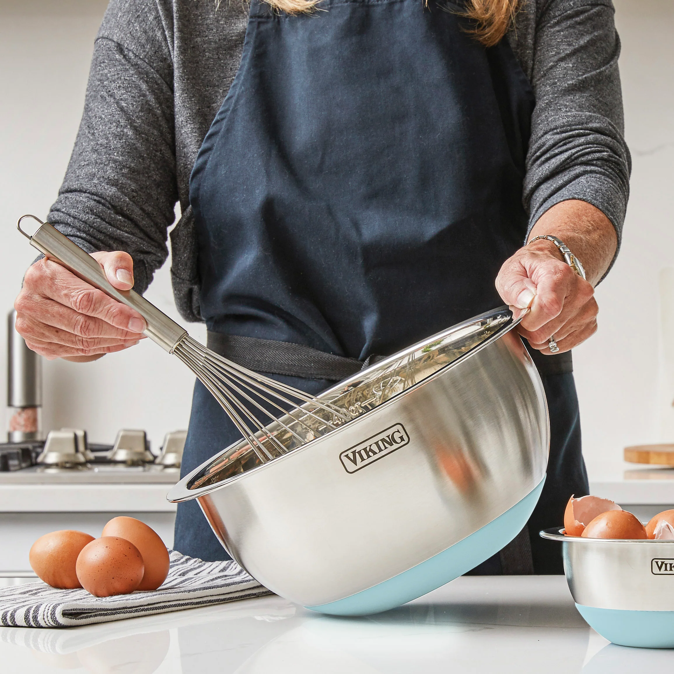 Viking 9-Piece Stainless Steel Mixing Bowl Set with Strainer, Splash Blue - Image 3